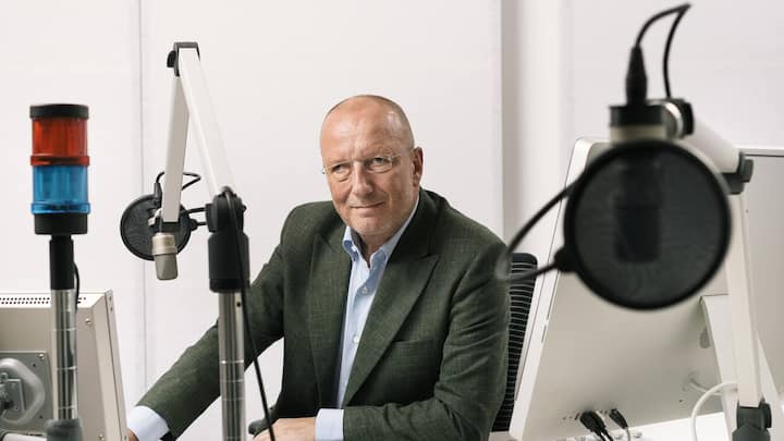Portrait of Roger de Weck, General Director of Swiss Broadcasting Corporation, SRG SSR, taken in a radio studio at the broadcasting corporation in Bern, Switzerland, on August 29, 2016. (KEYSTONE/Christian Beutler)Roger de Weck, Generaldirektor der SRG SSR, portraitiert am 29. August 2016 in einem Radiostudio der SRG in Bern. (KEYSTONE/Christian Beutler)