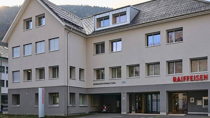 Die Raiffeisenbank Muotathal (Mitte) kommt an ihrem Standort auf einen stolzen Marktanteil von 90 Prozent.
