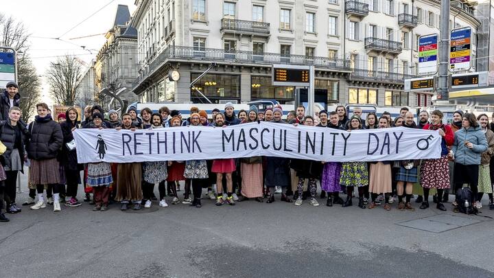Am Paradeplatz in ZÃ¼rich versammelten sich am 5. April rund 60 MÃ¤nner fÃ¼r den Â«Rethink Masculinity DayÂ». Im Rock wollten sie zum hinterfragen der MÃ¤nnlichkeit anregen. Organisiert hat der Verein Die Feministen.