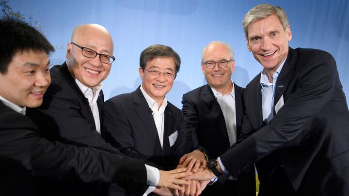 Von links: Chen Hongbo, Chief Strategy Officer von ChemChina, Robert Lu, Vizepräsident von ChemChina, Ren Jianxin, Chairman von ChemChina und Michel Demare, Vizepräsident von Syngenta sowie Syngenta-CEO Erik Fyrwald