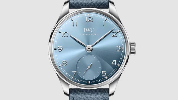 IWC Portugieser Automatic 40 Mit dem 40-mm-Gehäuse aus Weissgold, 2024 kombiniert mit einem wässrig blauen Zifferblatt und einem graublauen Lederarmband, bleibt diese Portugieser auf der Linie der Kollektion, tanzt aber ihren eigenen Takt. 18 300 Fr.