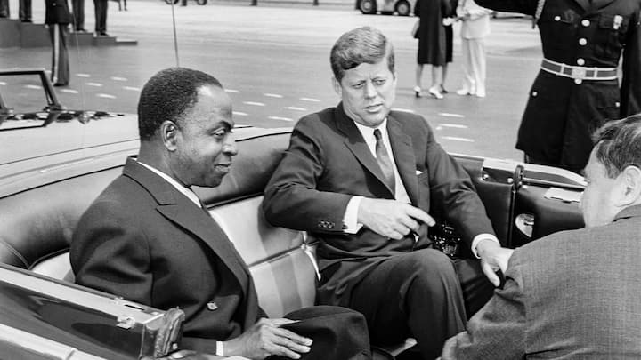Mächtiger politikerclanMit Félix Houphouët-Boigny (1905–1993), dem ersten Präsidenten der Elfenbeinküste (1962 mit Ex-US-Präsident John F. Kennedy) ist Thiam verwandt. Als Vor­sitzender der PDCI regierte Houphouët-Boigny das Land über dreissig Jahre lang.
