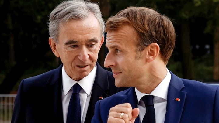 Head of LVMH luxury group, Bernard Arnault, and French President Emmanuel Macron arrive to visit the exhibition 'The Morozov Collection, Icons of Modern Art' at Foundation Louis Vuitton in Paris, France, September 21, 2021. Yoan Valat/Pool via REUTERS - RC2HUP9P77DE