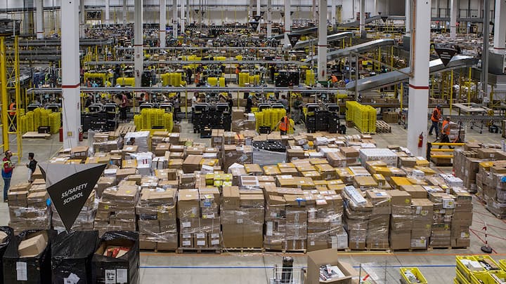 Ein Logistikzentrum von Amazon: Jetzt wird die Schweiz aufgerollt.
