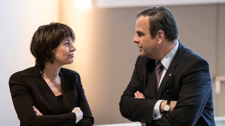 Bundesraetin Doris Leuthard, Parteipraesident und Nationalrat Gerhard Pfister, ZG, von links, unterhalten sich an der Delegiertenversammlung der CVP Schweiz, am Samstag, 27. Januar 2018, in Bern. (KEYSTONE/Peter Schneider)
