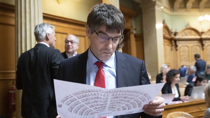 SP-Nationalrat und Fraktionschef Roger Nordmann, VD, studiert den Sitzplan waehrend den Bundesratswahlen, am Mittwoch, 11. Dezember 2019, in Bern. (KEYSTONE/Peter Klaunzer)