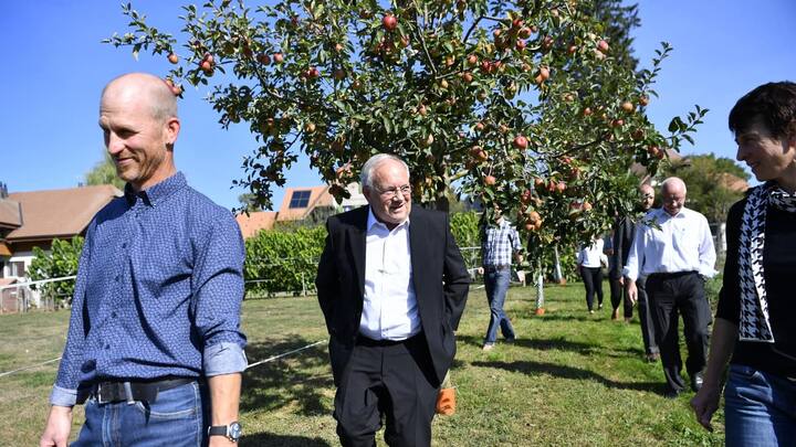 Bundesrat Johann Schneider-Ammann, Mitte, zusammen mit Bauer Reto Streit, links, und Baeuerin Ursula Knuchel Streit, rechts, beim Besuch des Landwirtschaftsbetriebs der Familie Streit, am Dienstag, 11. September 2018, in Rosshaeusern. Schneider-Ammann besucht im Vorfeld der Abstimmung zur Ernaehrungssouveraenitaet den Hof der Familie Streit. Ueber die zwei Agrarvorlagen hat das Schweizer Stimmvolk am 23. September 2018 zu bestimmen. (KEYSTONE/Peter Schneider)