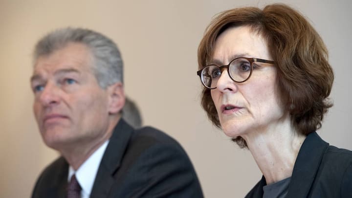 Monika Ruehl, Vorsitzende der Geschaeftsleitung economiesuisse, rechts, spricht an der Seite von Heinz Karrer, Praesident economiesuisse, links, waehrend der Jahresmedienkonferenz von economiesuisse, am Donnerstag, 31. Januar 2019 in Bern. (KEYSTONE/Anthony Anex)