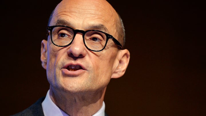 Migros Finanzchef Joerg Zulauf spricht an der Bilanzmedienkonferenz in Zuerich, am Mittwoch, 13. April 2016. Die Migros hat im letzten Jahr unter dem Einkaufstourismus und der Frankenstaerke gelitten. Der orange Riese hat zwar gleich hohe Einnahmen erzielt wie im Vorjahr. Die Marge und damit der Gewinn sind jedoch gesunken. (KEYSTONE/Walter Bieri)