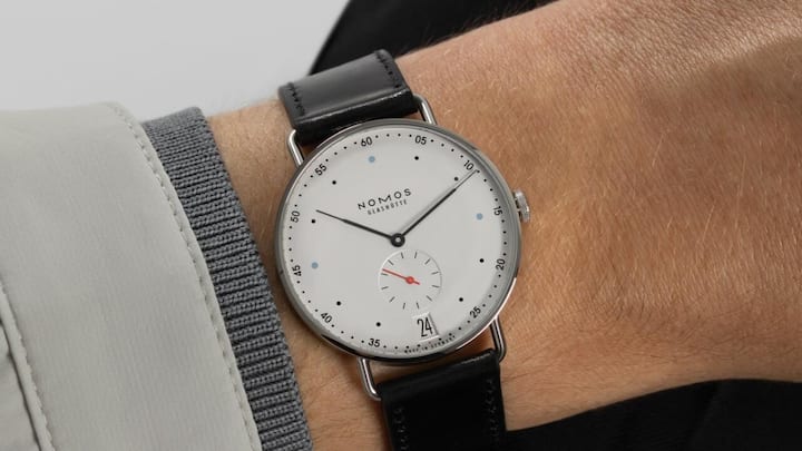 <p>Die äusserlich unveränderte Uhr wurde innerlich mit dem Handaufzugskaliber DUW 4601 aufgewertet, das eine Gangreserve von 52 Stunden bietet. </p>