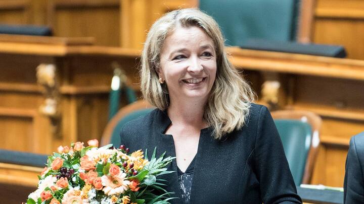 Nationalraetin Barbara Schmid-Federer, CVP-ZH, wird mit einem Blumenstrauss verabschiedet an der Sommersession der Eidgenoessischen Raete, am Donnerstag, 7. Juni 2018, in Bern. (KEYSTONE/Peter Schneider)