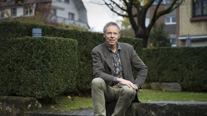 Dr. Raimund Rodewald, leader of the Swiss foundation for landscape conservation, portrayed in a park in Bern, Switzerland, on November 13, 2017.(KEYSTONE/Gaetan Bally)Dr. Raimund Rodewald, Geschaeftsleiter der Stiftung fuer Landschaftsschutz Schweiz, portraitiert am 13. November 2017 in einem Park in Bern. (KEYSTONE/Gaetan Bally)