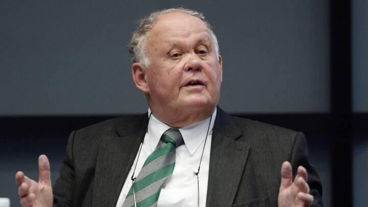 Rechtswissenschaftler Peter Nobel referiert anlaesslich einer Pressekonferenz der Sika, am Montag, 26. Januar 2015, in Zuerich. Beim Baustoffkonzern Sika wehrt sich der Verwaltungsrat weiter gegen einen Verkauf des Unternehmens an die franzoesische Saint-Gobain: Er will der Gruenderfamilie das Stimmrecht auf 5 Prozent beschraenken und keine ausserordentliche Generalversammlung einberufen. (KEYSTONE/Steffen Schmidt)