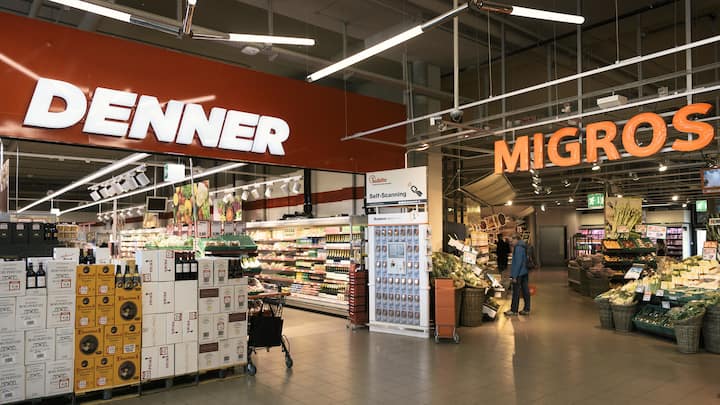 The entrances to branches of retailers Denner and Migros in Rueschlikon, canton of Zurich, Switzerland, on May 10, 2016. (KEYSTONE/Christian Beutler)