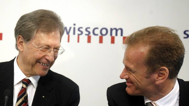 Carsten Schloter, rechts, CEO Swisscom und Anton Scherrer, links, VR-Praesident strahlen an der Bilanzmedienkonferenz in Zuerich am Dienstag, 13. Maerz 2007. Die Swisscom hat im vergangenen Jahr bei knapp gehaltenem Umsatz einen Fuenftel weniger Gewinn gemacht. Der Reingewinn sank im Vorjahresvergleich um 20,9 Prozent auf 1,599 Milliarden Franken (KEYSTONE/Walter Bieri)