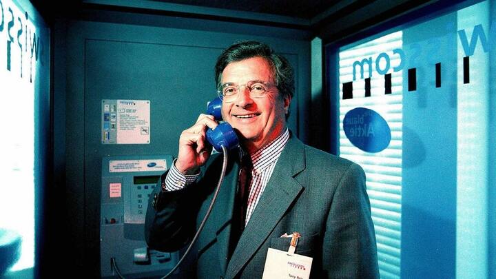 Tony Reis, CEO der Swisscom AG, demonstriert am 4. Juni 1998 wie leicht die oeffentlichen Telefone der Swisscom zu bedienen sind. Der 58-jaehrige Reis tritt per sofort ueberraschend und aus eigenem Wunsch von seinem Posten als Konzernchef zurueck, wie am Donnerstag, 16. Dezember 1999 gemeldet wurde. Er gab persoenliche Gruende fuer seinen Entscheid an. (KEYSTONE/Christoph Ruckstuhl)