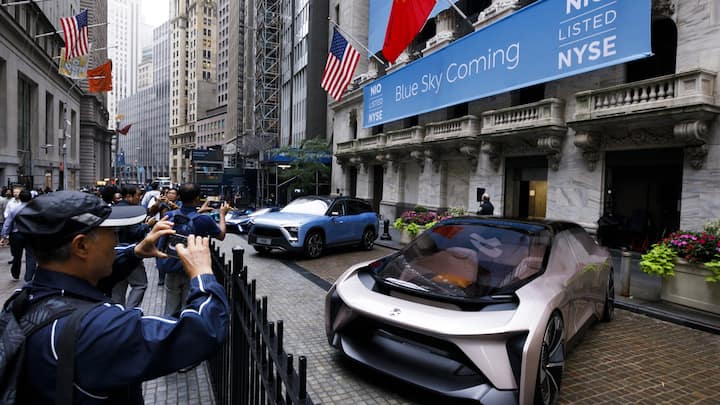 epa07014819 Electric vehicles are lined up in front of the New York Stock Exchange leading up to the initial public offering of NIO Inc., a Chinese electric-vehicle company, in New York, New York, USA, on 12 September 2018. The company, which has been compared to Tesla, is expected to raise around 1 billion USD / 860 million Euros.  EPA/JUSTIN LANE
