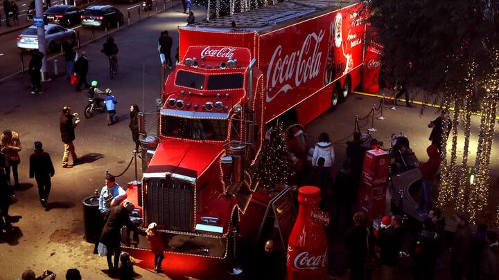 Besucher bestaunen den COCA-COLA Truck auf dem Turbinenplatz und in Zuerich am Sonntag, 6. Dezember 2015. (PPR Media Relations/Siggi Bucher)