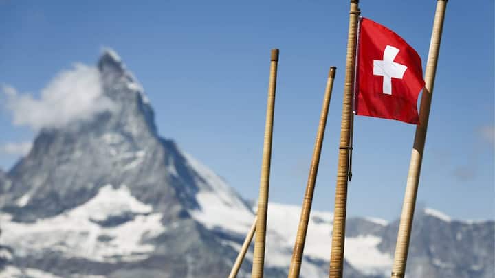 ARCHIV - ZUM 130. JAHRESTAG DER SCHWEIZER FAHNE AM DONNERSTAG, 12. DEZEMBER 2019, STELLEN WIR IHNEN FOLGENDES BILDMATERIAL ZUR VERFUEGUNG - Alphorns and a Swiss flag are pictured after 508 alphorn blowers played together establishing a new world record for largest alphorn group performance, on the Gornergrat Mountain at 3'089 meters above sea level with the Matterhorn mountain in the background, near Zermatt, Saturday, August 17, 2013. (KEYSTONE/Valentin Flauraud)
