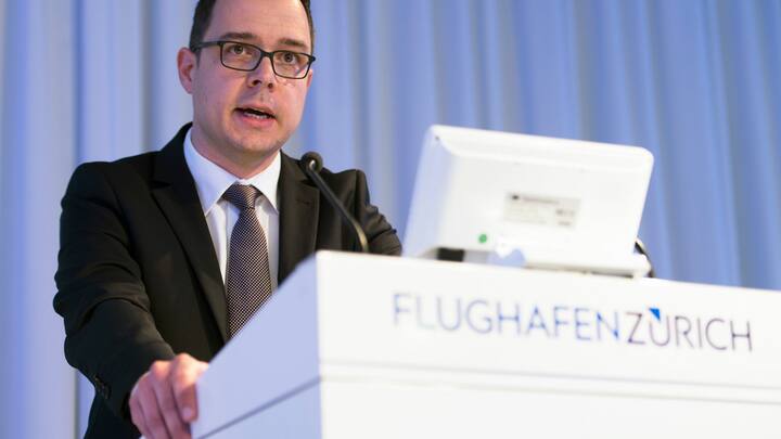 CFO Lukas Brosi spricht an der Bilanzmedienkonferenz des Flughafen Zuerich am Montag, 6. Maerz 2017, in Kloten. (KEYSTONE/Thomas Delley)