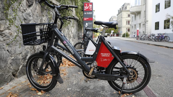Publibike Fahrraeder stehen bei einer Velostation, am Sonntag, 23. September 2018, in Bern. (KEYSTONE/Peter Klaunzer)