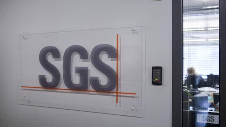 Das Logo des Warenpruefkonzerns SGS, aufgenommen am 16. April 2010 in der Firmenniederlassung in Zuerich. (KEYSTONE/Gaetan Bally)