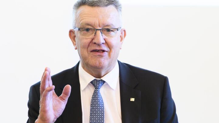 Georges Godel, President du Conseil d'Etat, Directeur des finances, prend la parole lors d'une conference de presse du Conseil d'Etat sur l'audits de la gestion financiere du HFR, ce vendredi 13 juillet 2018 a Fribourg. (KEYSTONE/Anthony Anex)