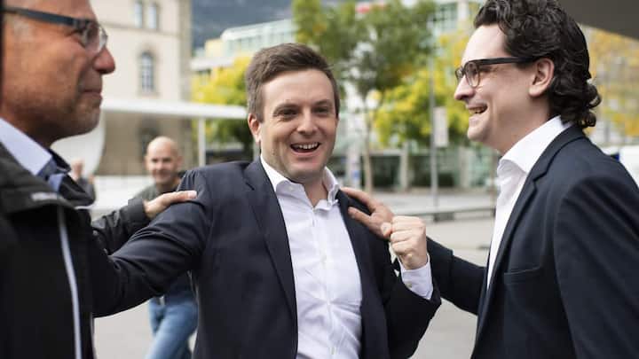 Nationalratskandidat Jon Pult (SP), Mitte, feiert mit Genossen den Gewinn zweier Sitze, bei den Buendner National- und Staenderatswahlen, am Sonntag, 20. Oktober 2019, in Chur. (KEYSTONE/Gian Ehrenzeller)