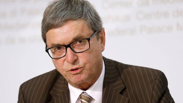 Bruno Gehrig, Verwaltungsratspraesident Swiss, spricht waehrend einer Medienkonferenz ueber die Swiss Luftfahrtstiftung, am Montag, 24. August 2015, in Bern. (KEYSTONE/Peter Klaunzer)