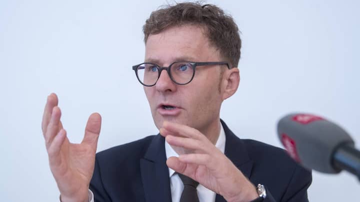 Daniel Lampart, Chefoekonom und Leiter Sekretariat SGB an einer Medienkonferenz, des Schweizeriechen Gewerkschaftsbundes, anlaesslich  der "Lohnrunde 2018/2019: Die Forderungen der SGB-Verbaende" am Montag, 17. September 2018, in Bern. (KEYSTONE/Marcel Bieri)