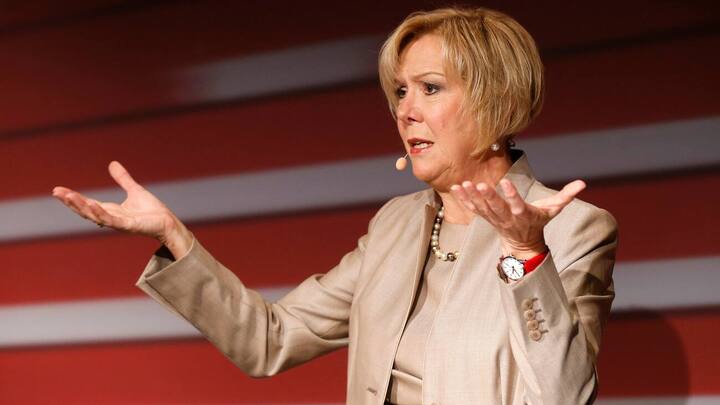 Verwaltungsratspraesidentin Monika Ribar spricht waehrend der Bilanzmedienkonferenz der SBB, am Dienstag, 21. Maerz 2017 in Bern. (KEYSTONE/Peter Klaunzer)