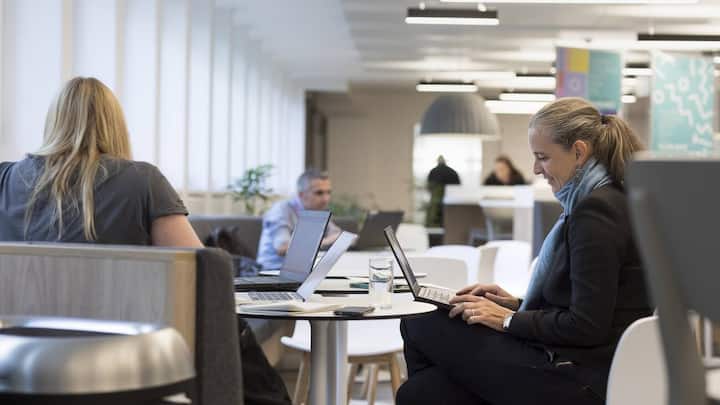 Employees work on their laptops in the canteen of the headquarters of staffing firm Adecco Group in Zurich, Switzerland, on September 15, 2017. (KEYSTONE/Gaetan Bally)Mitarbeiter arbeiten an Laptops in der Kantine am Hauptsitz des Personaldienstleisters Adecco Group, aufgenommen am 15. September 2017 in Zuerich. (KEYSTONE/Gaetan Bally)