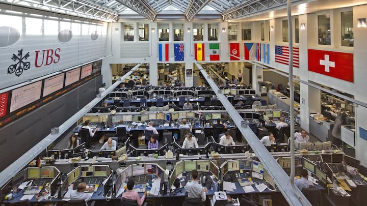 View of the trading floor of UBS bank on Europastrasse in Opfikon in the canton of Zurich, Switzerland, pictured on October 3, 2012. (KEYSTONE/Martin Ruetschi)Blick in den Trading Floor der UBS an der Europastrasse in Opfikon ZH, aufgenommen am 3. Oktober 2012. (KEYSTONE/Martin Ruetschi)