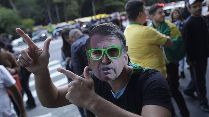 epa07127994 Supporters of far-right presidential candidate Jair Bolsonaro in Sao Paulo, Brazil, 28 October 2018. Around 147 millions Brazilians are called to vote for 14 governors and in the second round of the country's presidential elections, between far-right candidate Jair Bolsonaro and Fernando Haddad of the Workers Party.  EPA/Sebastiao Moreira