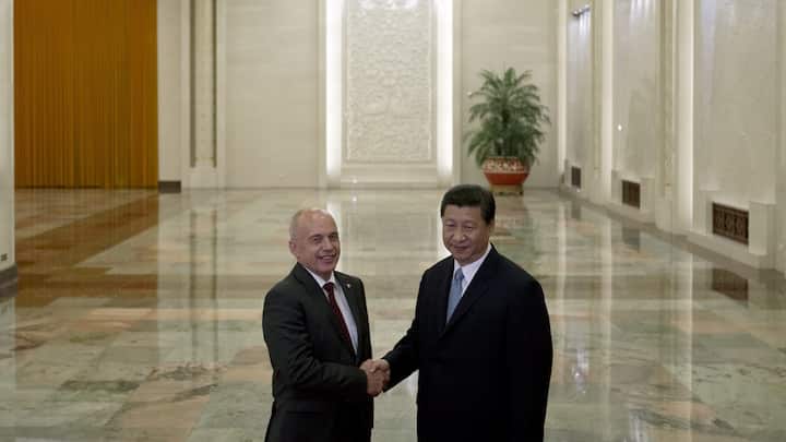epa03791684 Swiss President Ueli Maurer (L) shakes hands with Chinese President Xi Jinping (R) at the Great Hall of the People in Beijing, China, 18 July 2013.  EPA/Alexander F. Yuan / POOL Pool Photo