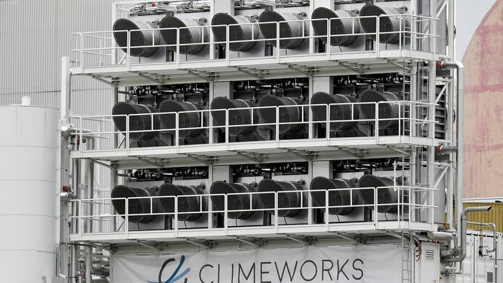 Climeworks Anlage auf dem Dach der Muellverwertungsanlage der Kehrrichtverbrennungsanlage Zuercher Oberland in Hinwil am Freitag, 9. Juni 2017. Erstmals wird CO2 in kommerziellem Massstab aus der Luft gefiltert und als Rohstoff verwendet. Das Zuercher Jungunternehmen Climeworks hat in Hinwil eine Anlage eroeffnet, die jaehrlich 900 Tonnen CO2 gewinnt. (KEYSTONE/Walter Bieri)
