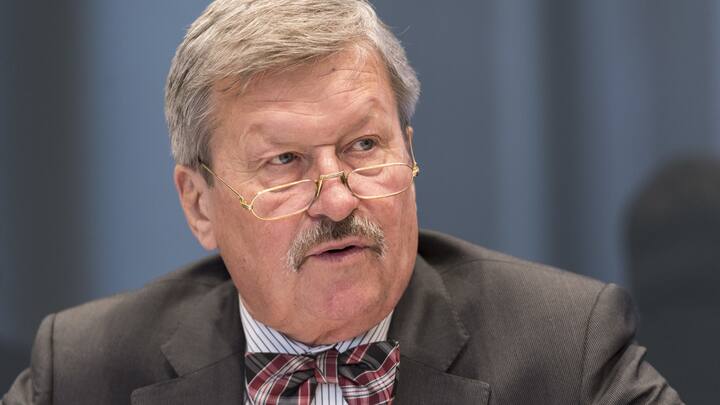 Verwaltungsratspraesident Hans Heinrich Coninx informiert ueber die Entstehung der KEYSTONE-SDA, am Montag, 30. Oktober 2017 in Zuerich. Die Schweizerische Depeschenagentur SDA und die Bildagentur Keystone fusionieren per 1. Januar 2018 zum multimedialen Medienunternehmen KEYSTONE-SDA, wie die Unternehmen am Montag, 30 Oktober 2017 bekannt gaben. Die Austria Presseagentur APA wird strategischer Technologiepartner und nimmt Einsitz im Verwaltungsrat. (KEYSTONE/Alessandro della Valle)