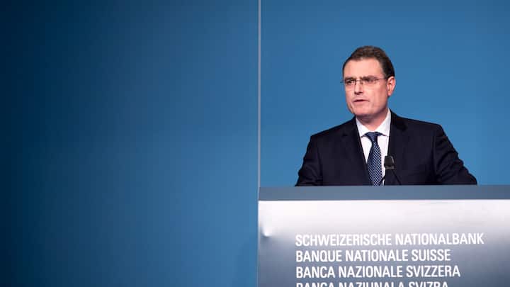 Thomas Jordan, Praesident des Direktoriums der Schweizerischen Nationalbank SNB, spricht am Jahresend-Mediengespraech der SNB, am Donnerstag, 13. Dezember 2018, in Bern.  Die Schweizerische Nationalbank belaesst ihre Geldpolitik unveraendert expansiv. Der Zins auf Sichteinlagen bei der Nationalbank betraegt weiterhin -0,75% und das Zielband fuer den Dreimonats-Libor liegt unveraendert zwischen -1,25% und -0,25%. Die Nationalbank bleibt bei Bedarf am Devisenmarkt aktiv. (KEYSTONE/Anthony Anex)