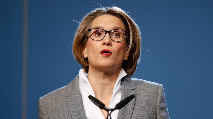 Andrea Maechler, Mitglied des Direktoriums der Schweizerischen Nationalbank SNB, spricht waehrend dem Jahresend-Mediengespraech der SNB, am Donnerstag, 14. Dezember 2017, in Bern.(KEYSTONE/Peter Klaunzer)