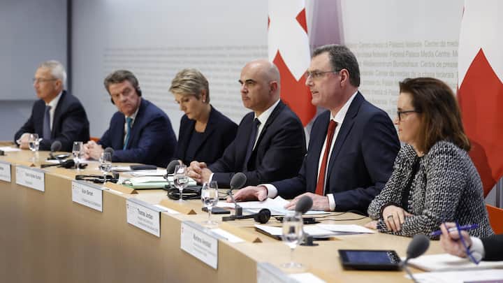 Axel Lehmann, Chairman Credit Suisse, Colm Kelleher, Chairman UBS, Swiss Finance Minister Karin Keller-Sutter, Swiss Federal President Alain Berset, Thomas J. Jordan, Chairman Swiss National Bank, and Marlene Amstad, President FINMA