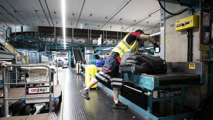 Ein Gepäcksortierer von Swissport arbeitet in der Gepäcksortierung am Flughafen Zürich.