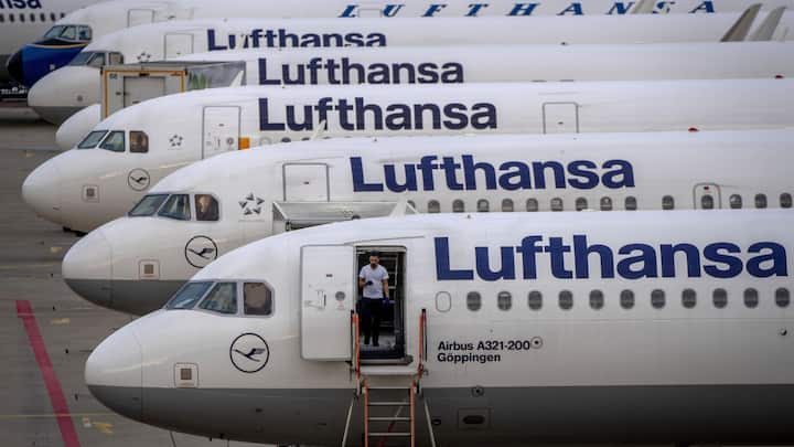Lufthansa-Flieger sind am Flughafen Frankfurt geparkt (September 2022).