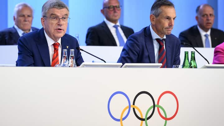 Der Präsident des Internationalen Olympischen Komitees (IOC) Thomas Bach, links, spricht neben IOC-Generaldirektor Christophe de Kepper, rechts, bei der Eröffnung der 140. IOC-Session des Internationalen Olympischen Komitees (IOC) im Olympischen Haus in Lausanne, Schweiz, am Donnerstag, 22. Juni 2023. (KEYSTONE/Laurent Gillieron)