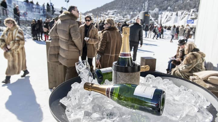 Das Sinnbild von Reichtum in St. Moritz: Champagner und Pelzjacken. Der Bündner Ort ist ein Reichen-Hotspot.
