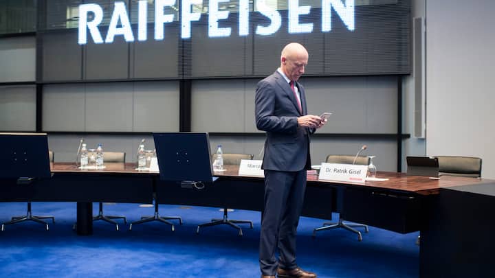 Patrik Gisel, Vorsitzender der Geschaeftsleitung der Raiffeisen-Bankengruppe, blickt auf sein Telefon nach der Bilanzmedienkonferenz, am Freitag, 24. Februar 2017, in Zuerich. Die Raiffeisen-Gruppe hat 2016 einen tieferen Gewinn erwirtschaftet. Mit 754 Millionen Franken blieben unter dem Strich 6,6 Prozent weniger als im Vorjahr. (KEYSTONE/Ennio Leanza)..