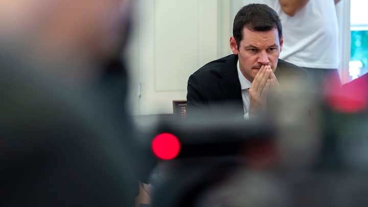 Le conseil dÕEtat, Pierre Maudet, ecoute les questions lors du point de presse du Conseil d'Etat in corpore, ce mercredi 13 septembre 2018 a Geneve. Le conseiller d'Etat genevois Pierre Maudet, au centre d'une affaire de voyage controverse, reste en poste, mais perd le departement presidentiel et la police a annonce le Conseil dÕEtat in corporelle. (KEYSTONE/Martial Trezzini)
