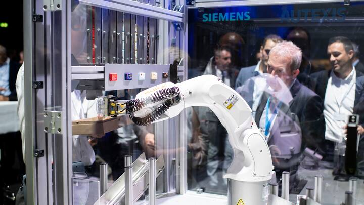 Besucher unterhalten sich am Swissmem Industrietag 2018 im Hallenstadion, aufgenommen am Dienstag, 19. Juni 2018 in Zuerich. (KEYSTONE/Ennio Leanza)