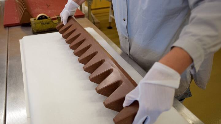 An employee packs a big Toblerone chocolate bar in the factory of Kraft foods  in Bern, Switzerland,  on Wednesday September 1st, 2010. (KEYSTONE/Dominic Favre)