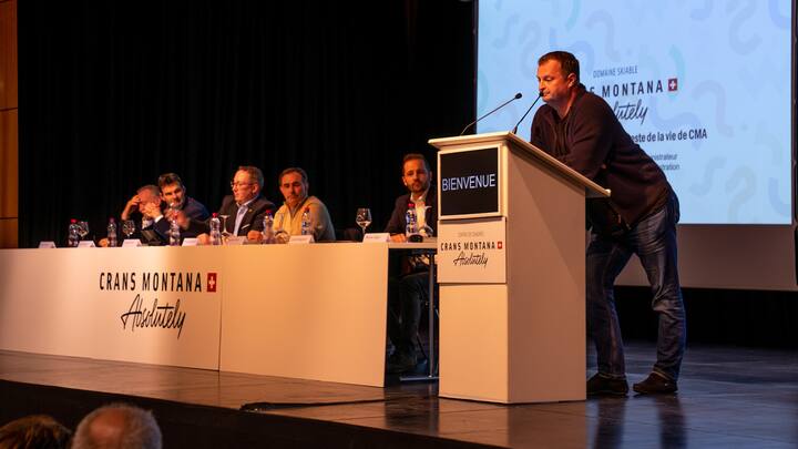 Radovan Vitek, promoteur immobilier tcheque et actionnaire majoritaire des remontees mecaniques de Crans Montana Aminona, s'exprime lors d'une seance d'informations avec les habitants du village sur le futur de CMA ce jeudi, 6 decembre 2018 a Crans Montana.(KEYSTONE/Maxime Schmid)