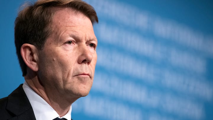 Fritz Zurbruegg, Vizepraesident des Direktoriums der Schweizerischen Nationalbank SNB fotografiert am Jahresend-Mediengespraech der SNB, am Donnerstag, 13. Dezember 2018, in Bern.  Die Schweizerische Nationalbank belaesst ihre Geldpolitik unveraendert expansiv. Der Zins auf Sichteinlagen bei der Nationalbank betraegt weiterhin -0,75% und das Zielband fuer den Dreimonats-Libor liegt unveraendert zwischen -1,25% und -0,25%. Die Nationalbank bleibt bei Bedarf am Devisenmarkt aktiv. (KEYSTONE/Anthony Anex)